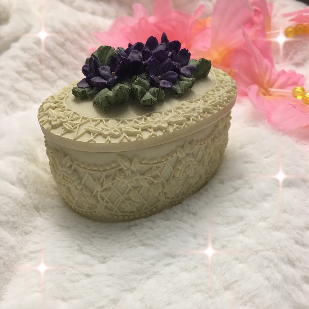 ⭐️Vintage Botanical Bouquets by Dezine 1997 Viola-Violets Trinket Box ⭐️